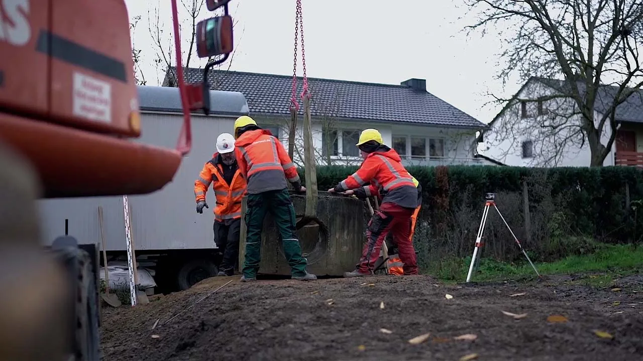 Auszubildende auf dem Testgelände des Ausbildungszentrums, Eindruck aus dem Recruiting-Video von NEXAS Media.