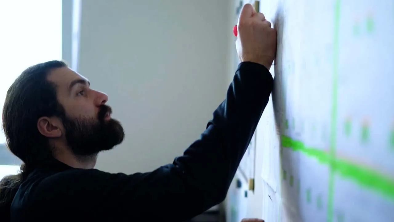 Vermessungstechnik im Detail auf der Baustelle in Kelsterbach, Eindruck aus dem Video von NEXAS Media.