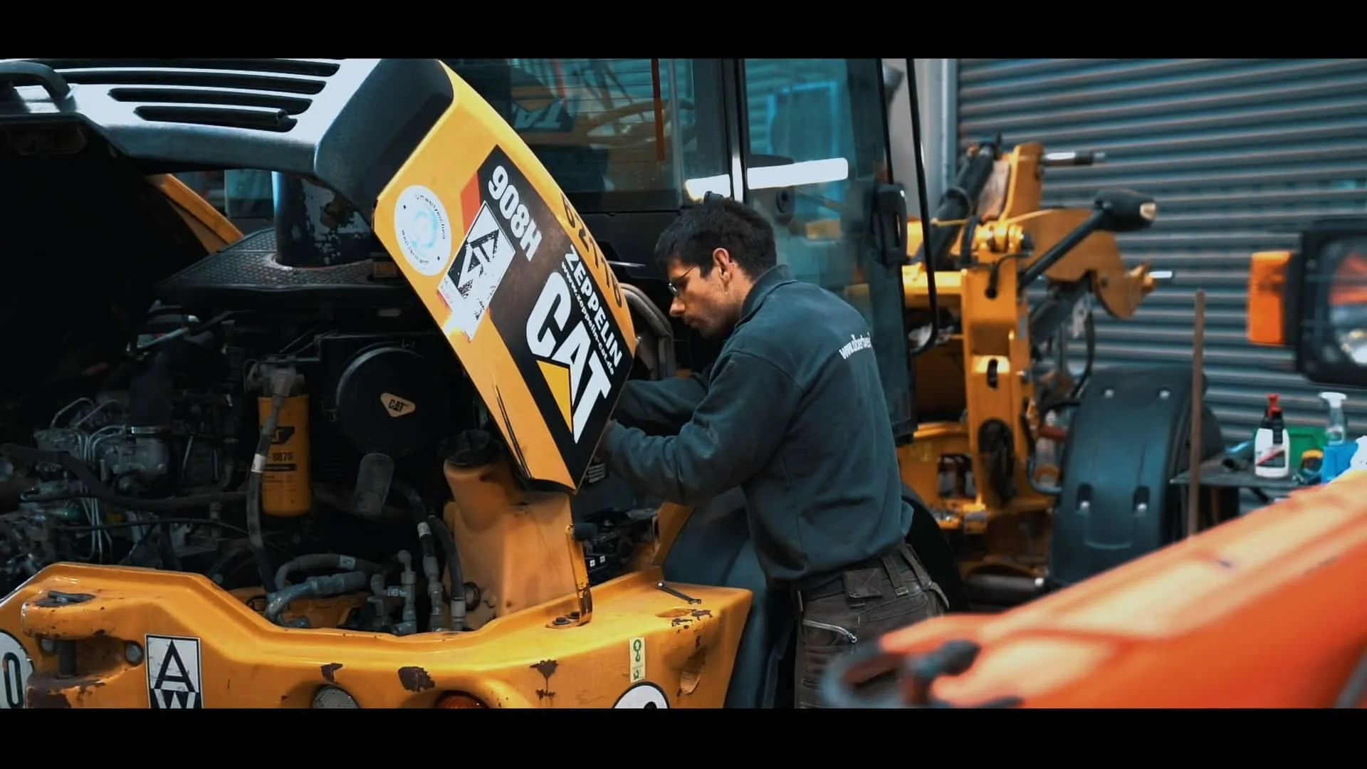 Funkenflug in der Werkstatt der Albert Weil AG, Eindruck aus dem Video von NEXAS Media.