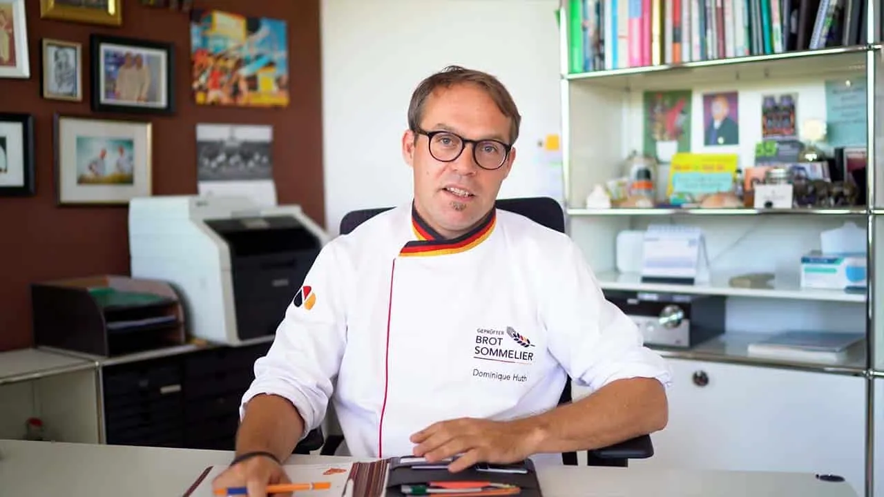Bäcker Portrait Mehl: Szene aus dem Videoprojekt Recruiting-Video Bäckerei Huth, Ausbildung Handwerk von NEXAS Media
