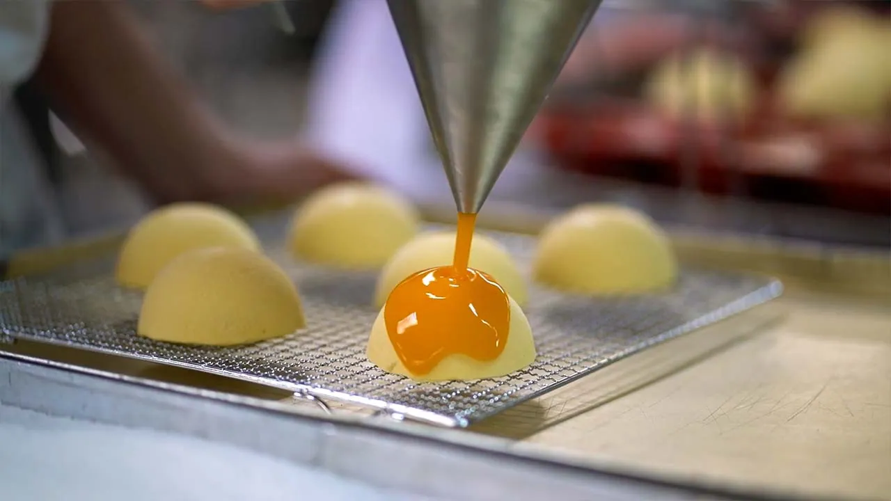 Brot Detail Handwerk: Szene aus dem Videoprojekt Recruiting-Video Bäckerei Huth, Ausbildung Handwerk von NEXAS Media