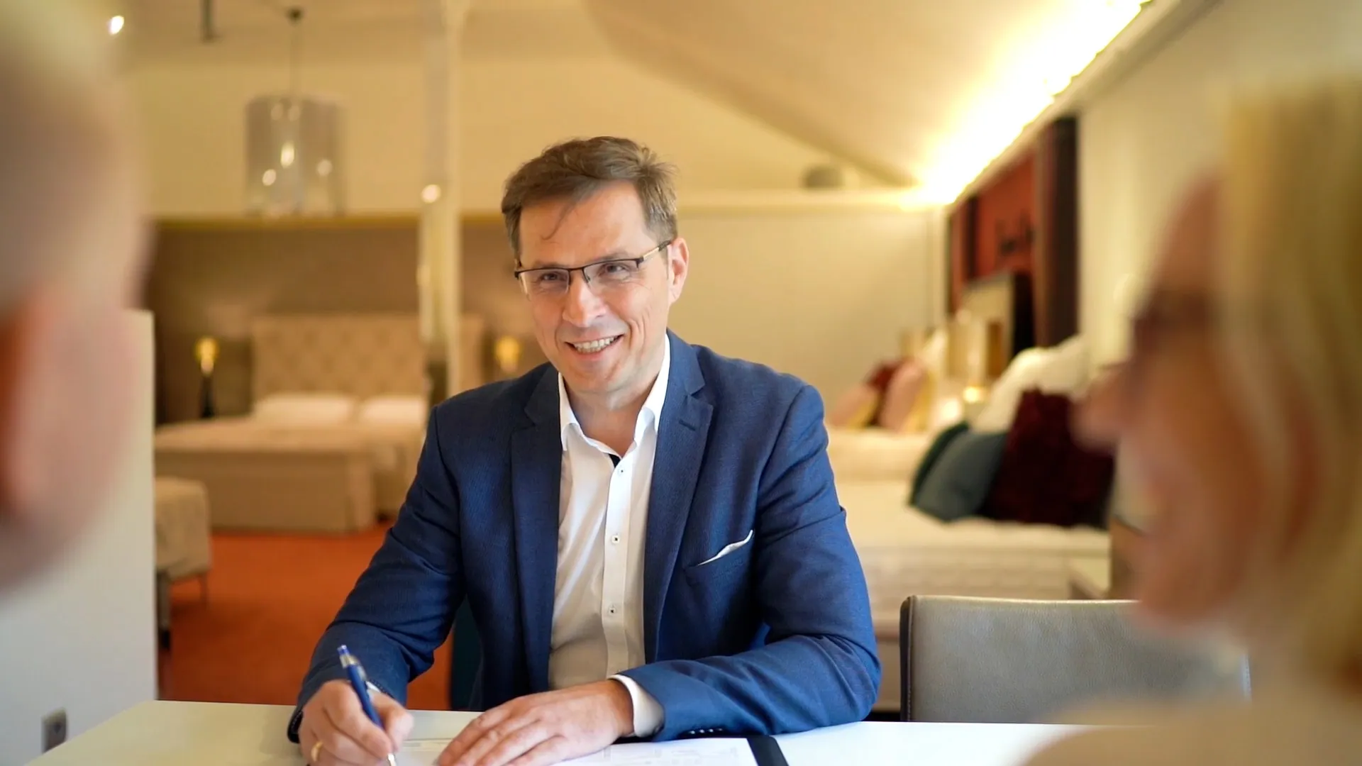 Betten Fachgeschäft Beratung: Szene aus dem Videoprojekt Imagefilm Betten Günther, Gesunder Schlaf von NEXAS Media