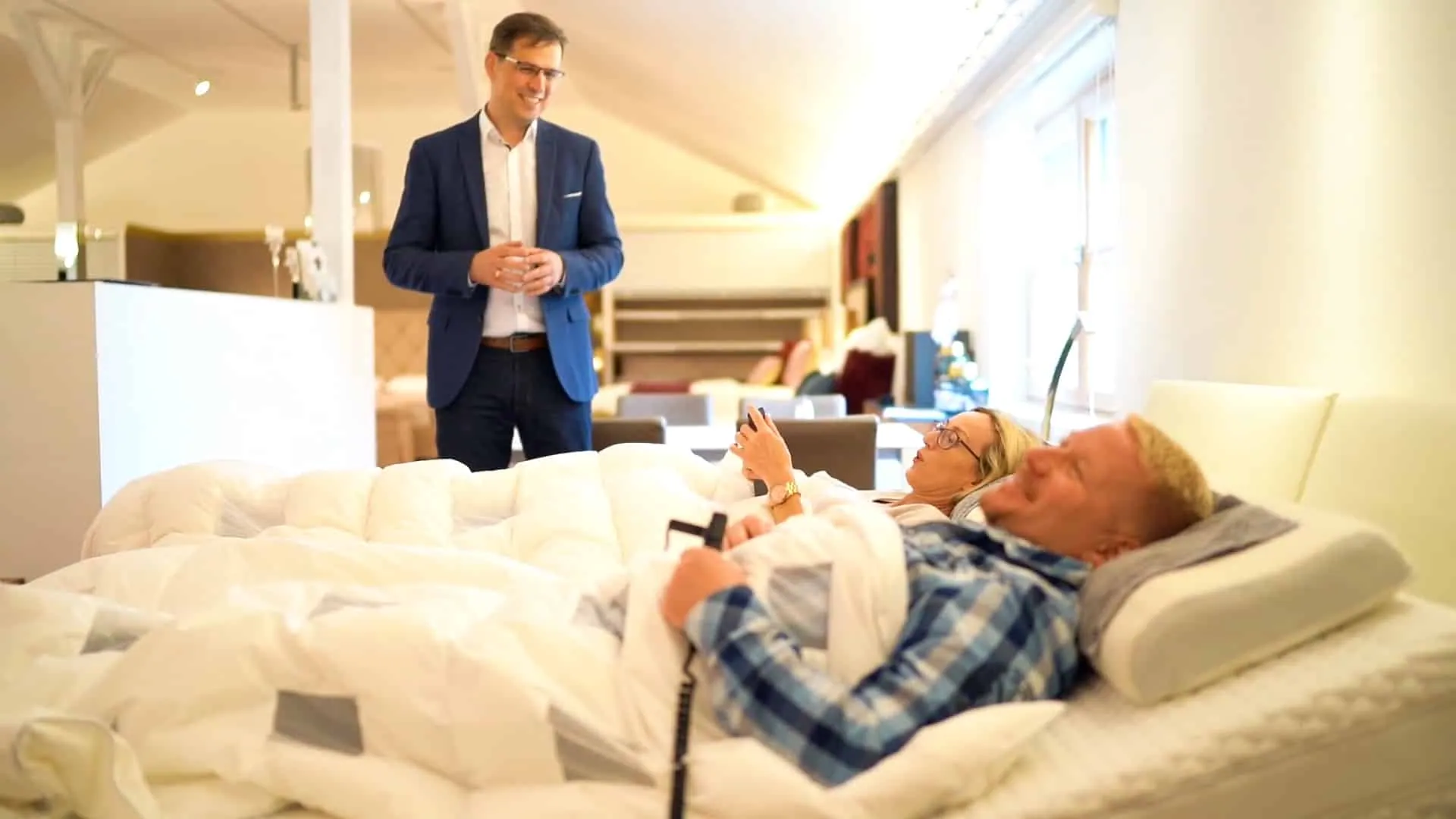 Team Betten Günther: Szene aus dem Videoprojekt Imagefilm Betten Günther, Gesunder Schlaf von NEXAS Media
