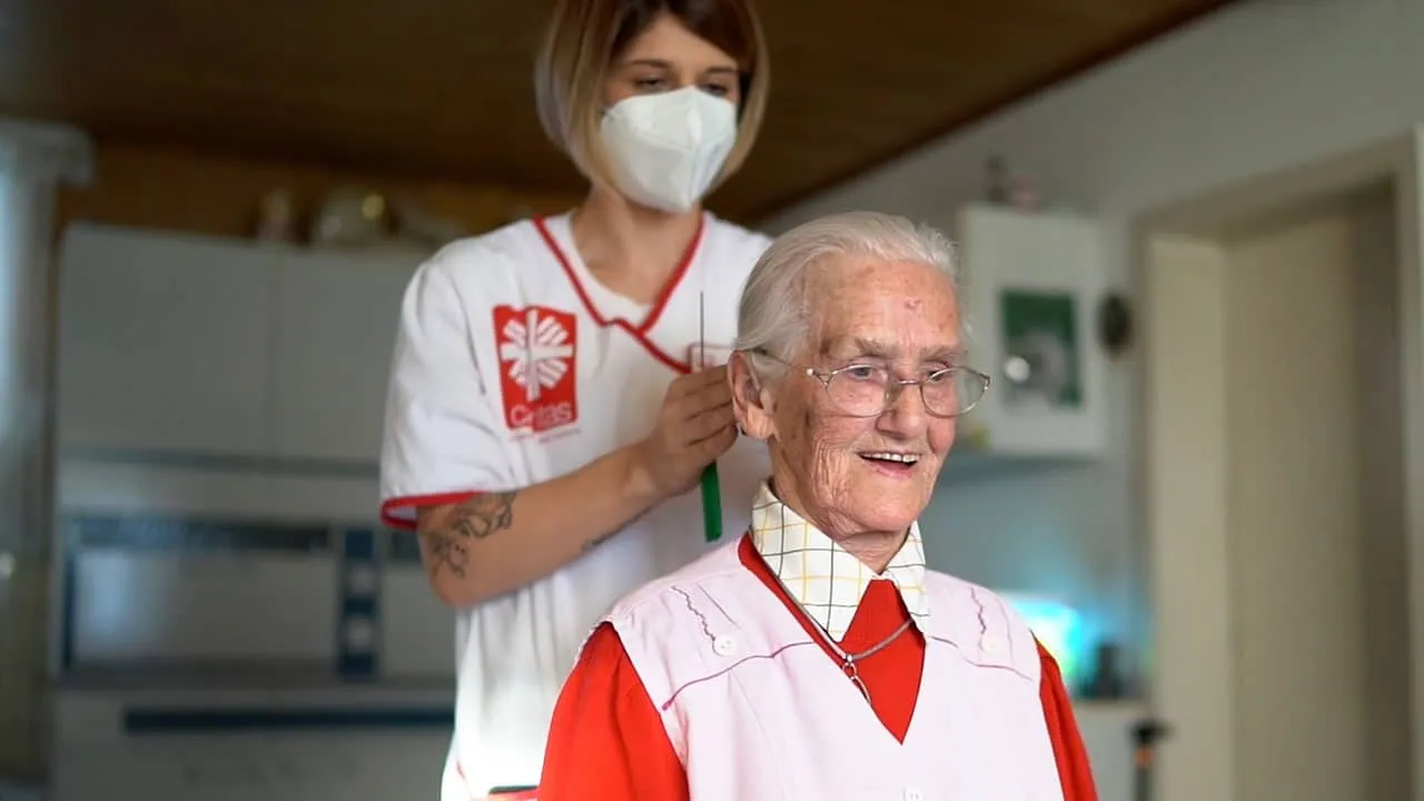 Pflegekraft Arbeit Detail: Szene aus dem Videoprojekt Recruiting Caritas Sozialstation Bad Camberg von NEXAS Media