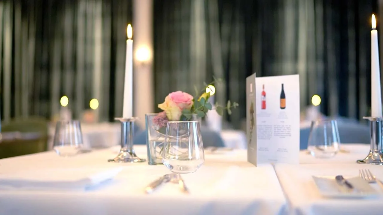 Detailaufnahme aus der Küche des Dom Hotels, Eindruck aus dem Imagefilm von NEXAS Media.