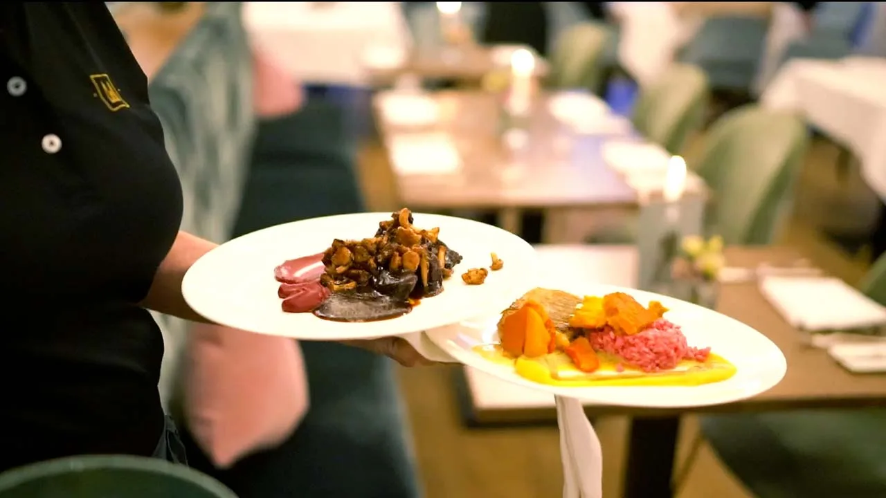 Ambiente im Restaurant des Dom Hotels, Eindruck aus dem Imagefilm von NEXAS Media.
