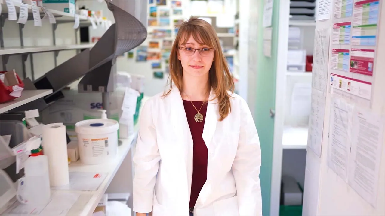 Apotheken Arbeitsplatz Detail: Szene aus dem Videoprojekt Recruiting Gondermann Apotheken, Einblicke Praktika von NEXAS Media