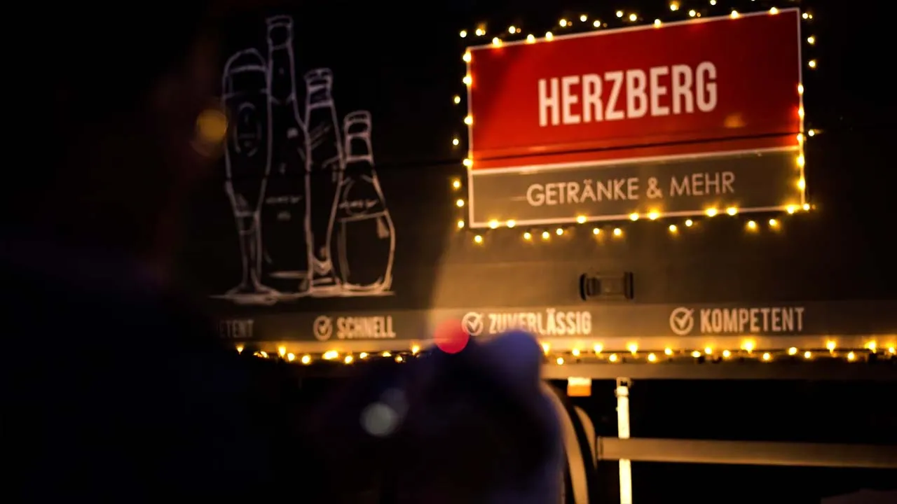 Herzberg Menschen Straße: Szene aus dem Videoprojekt Kinospot Getränke Herzberg in Merenberg von NEXAS Media