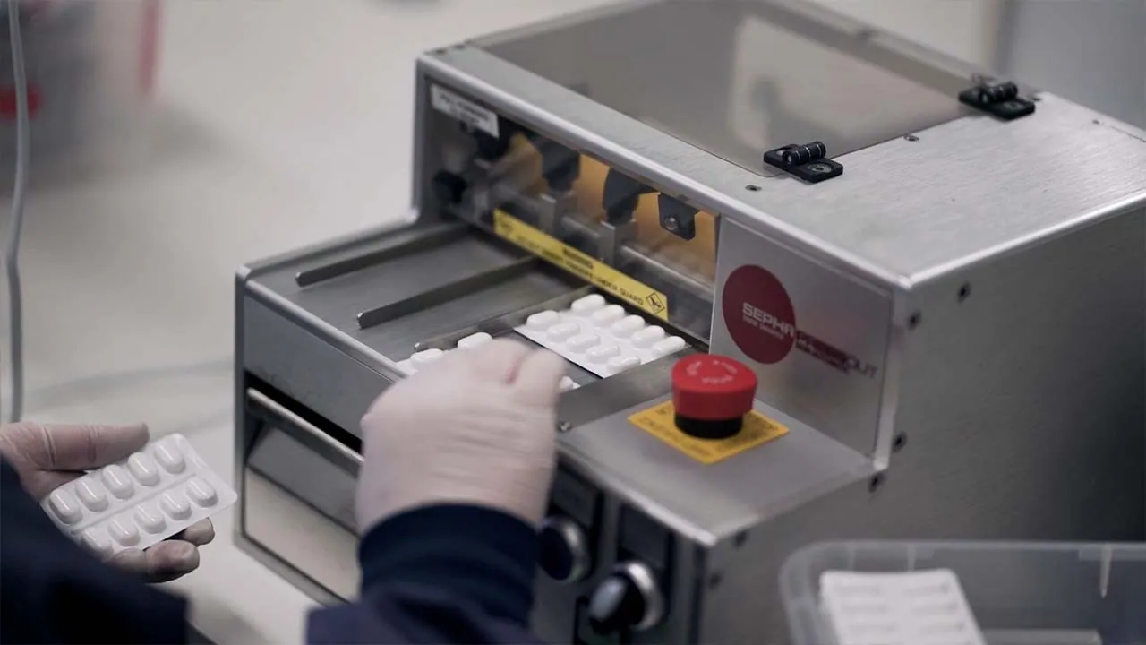 NEXAS Media zeigt die Verblisterungsmaschine bei Multidos in Bad Camberg im Imagefilm. Tabletten werden präzise in Blisterpackungen sortiert.