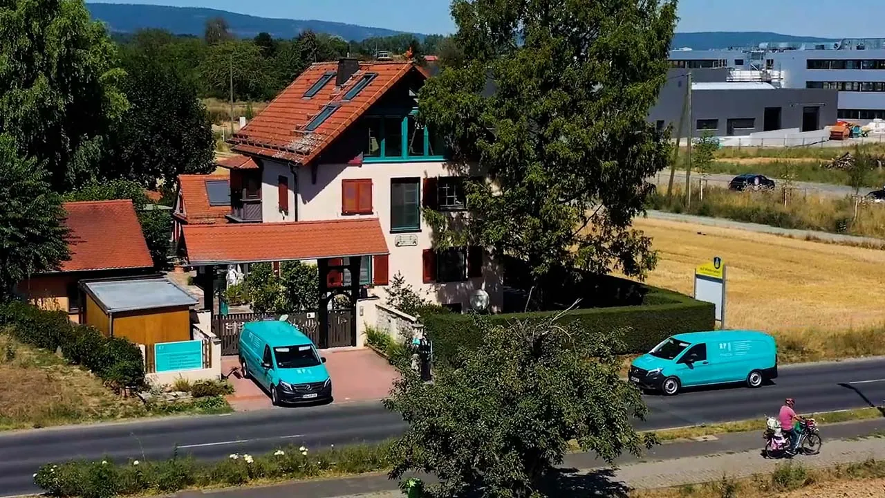 Detailaufnahme der Leitungen und Rohrarbeiten im Brandschutz-Setup.