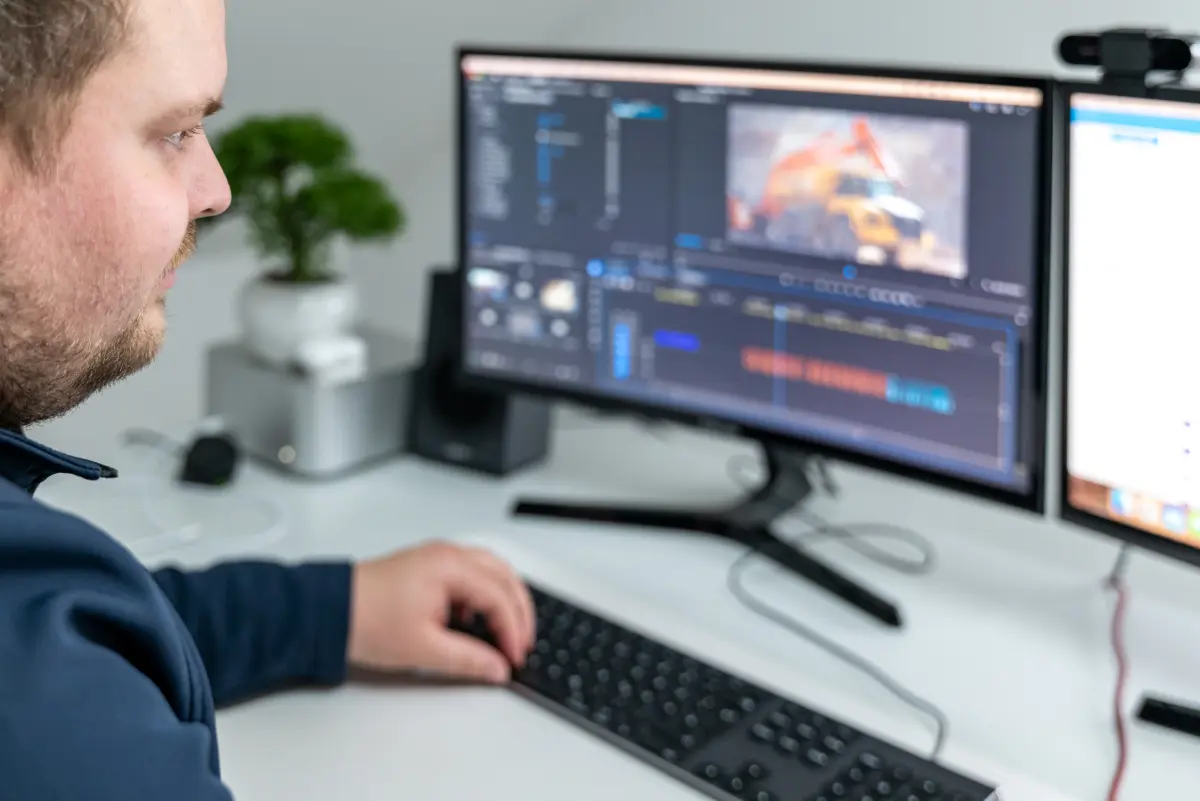 Videoschnitt am Arbeitsplatz von NEXAS Media in Idstein: Postproduktion eines Imagefilms in Adobe Premiere